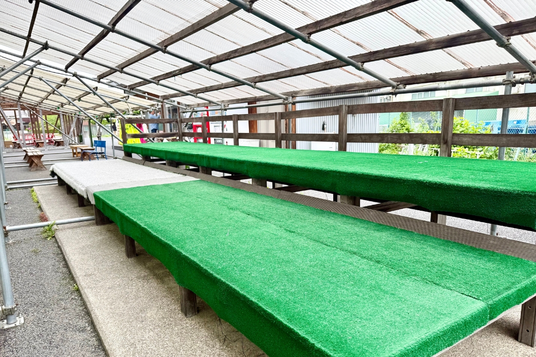 コート脇観覧席